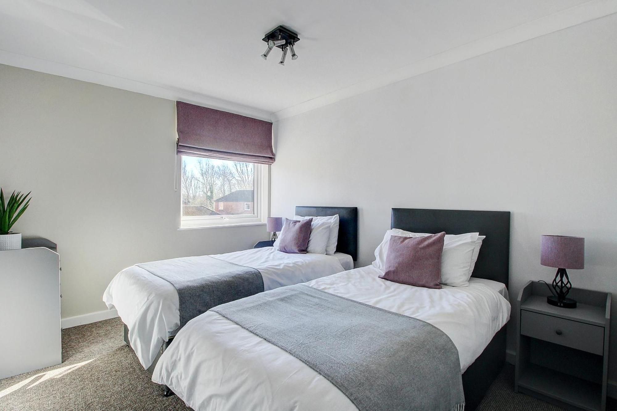 2 Minutes From Mk Central By Car- 2 Bed Apartment - 2 Free Parking Spaces- Hosted By Stayinmk Milton Keynes Buitenkant foto